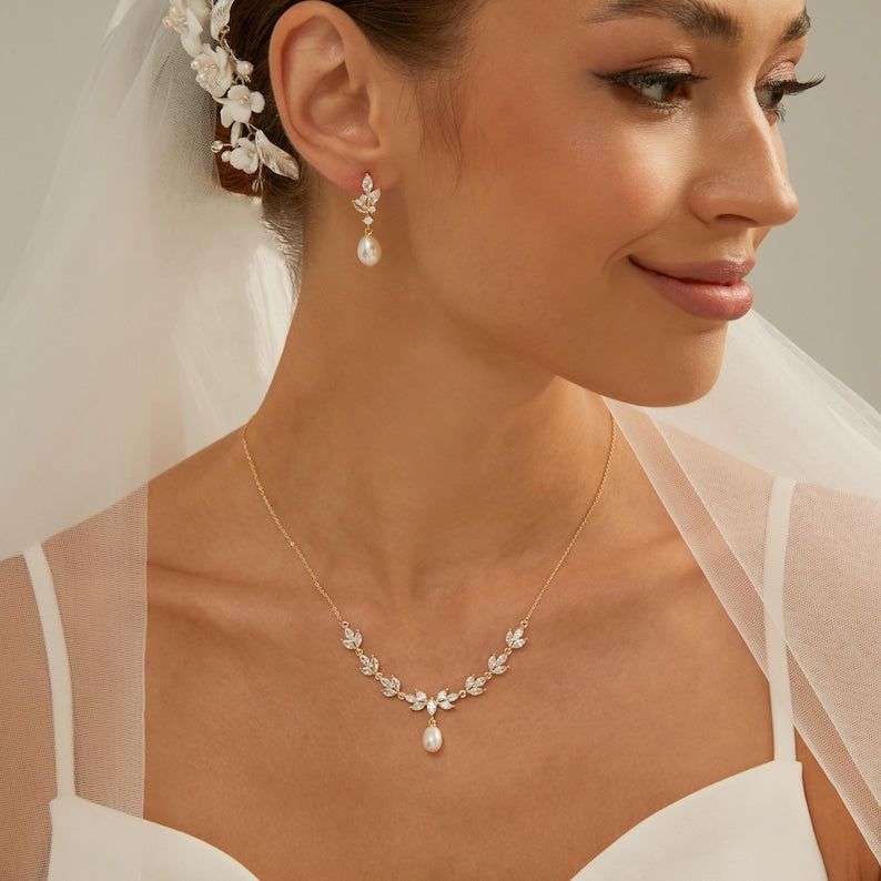 Dainty Freshwater Pearl Necklace with Diamond