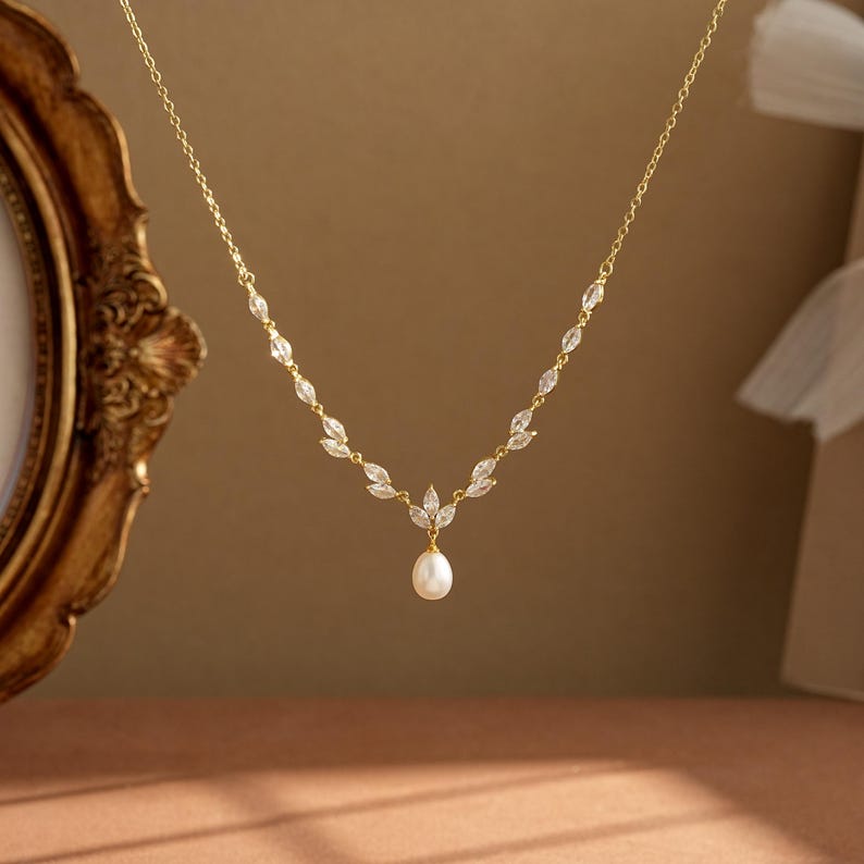 Dainty Freshwater Pearl Necklace with Diamond