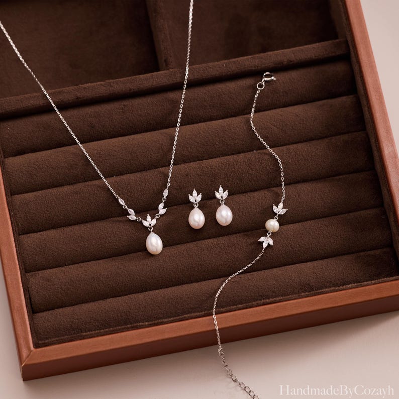 Minimalist Freshwater Pearl Jewelry Set