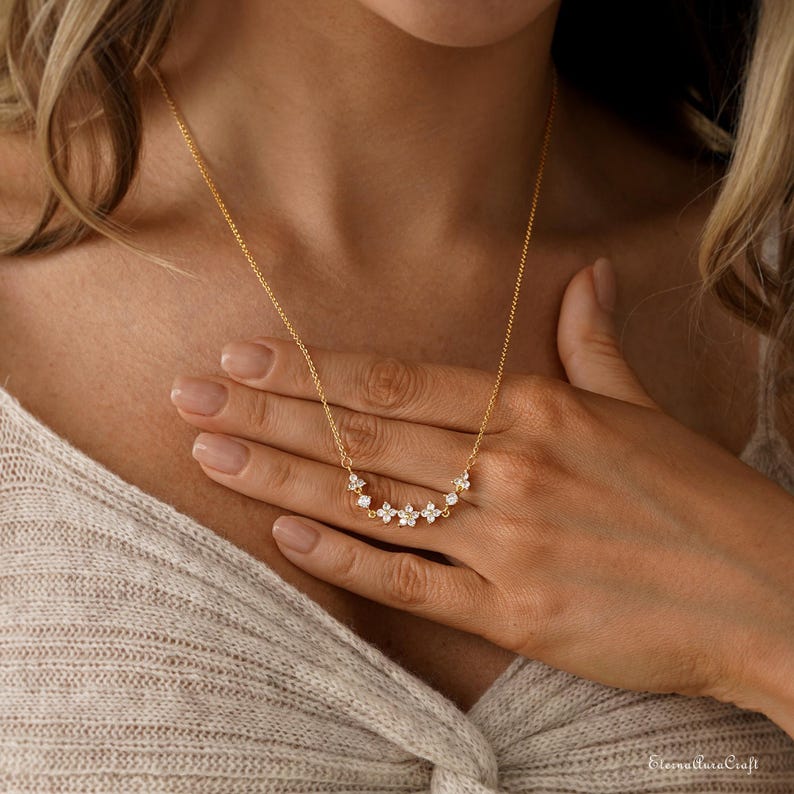 Dainty Flower Diamond Necklace, Minimalist Crystal Flower Necklace, Gold Floral Necklace for Women, Graduation Gift,Bridesmaid Gifts for Her