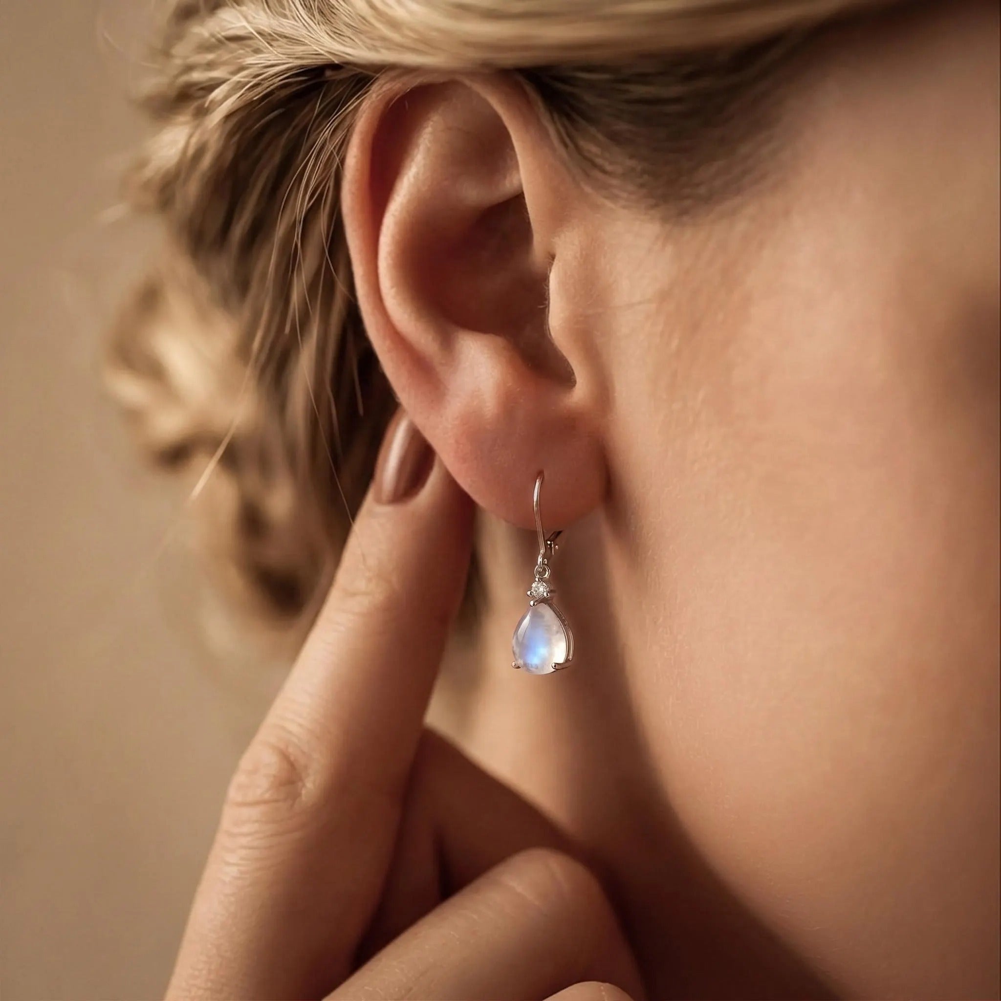 925 Silver Drop Shape Moonstone Dnagle Earrings